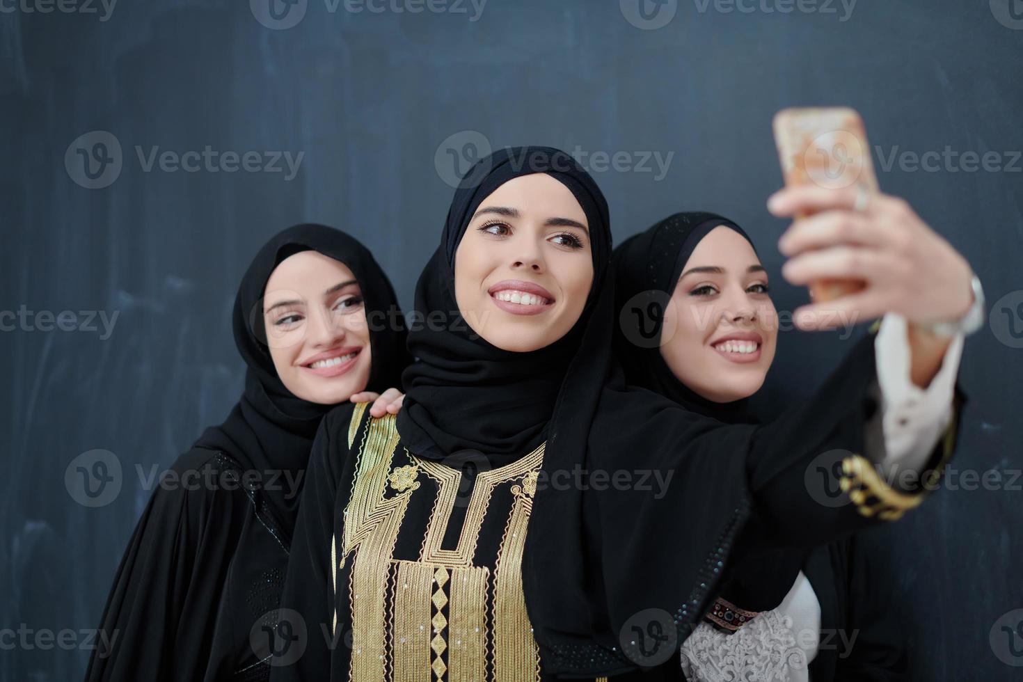 retrato de mulheres árabes vestindo roupas tradicionais ou abaya foto
