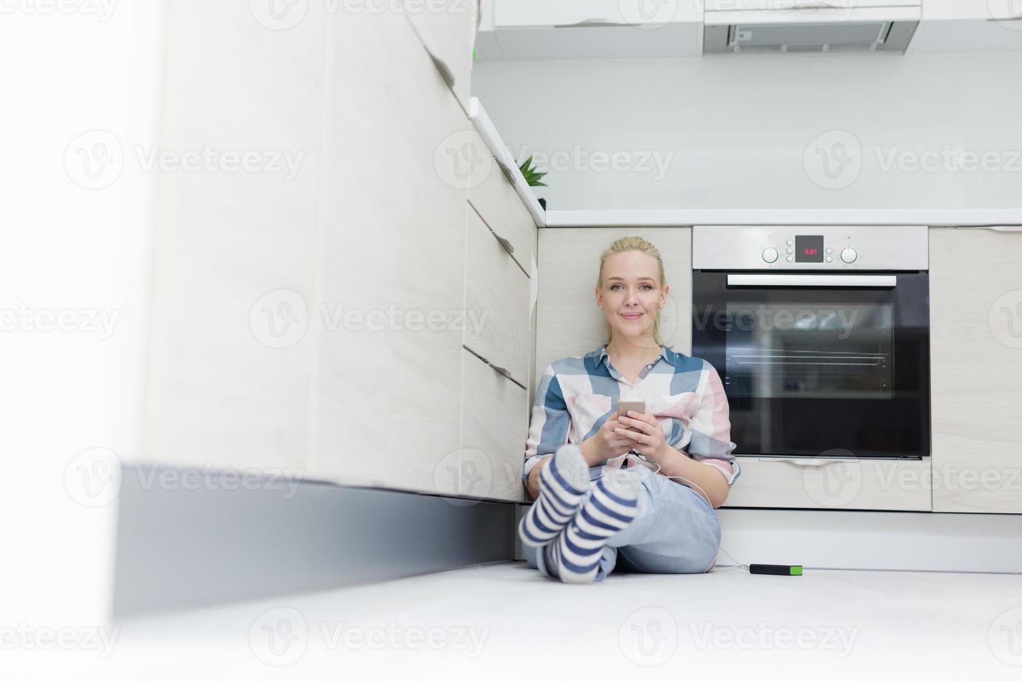 mulheres jovens usando telefone celular em casa foto