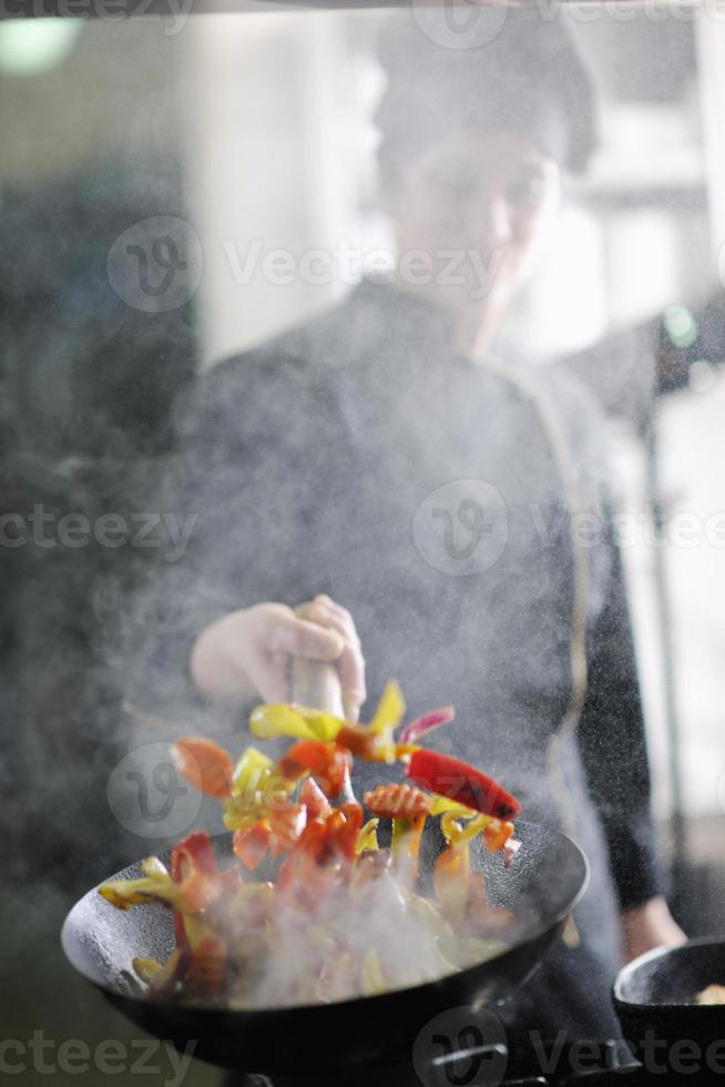 chef preparando a refeição foto