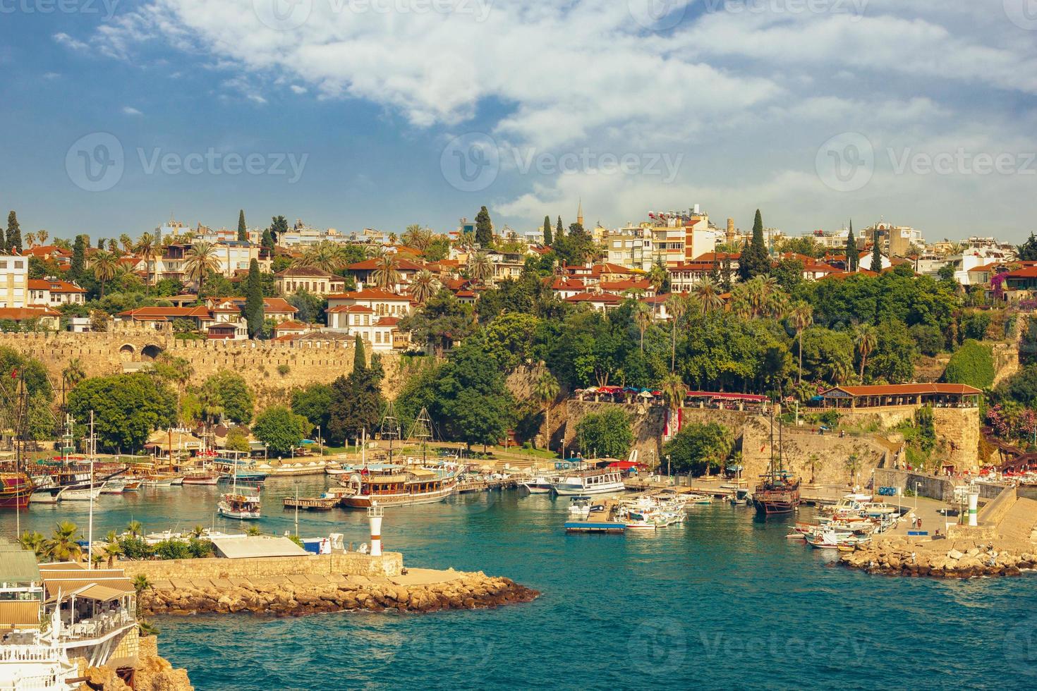 vista panorâmica do porto da cidade velha de antalya e mar mediterrâneo, turquia foto