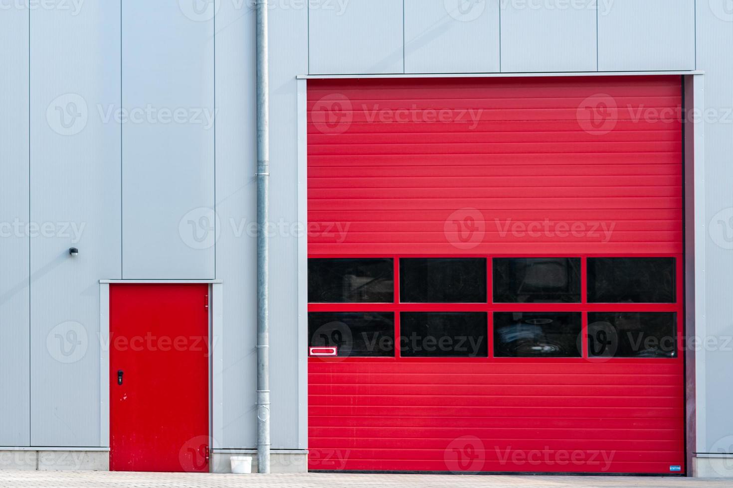 porta vermelha em um prédio foto