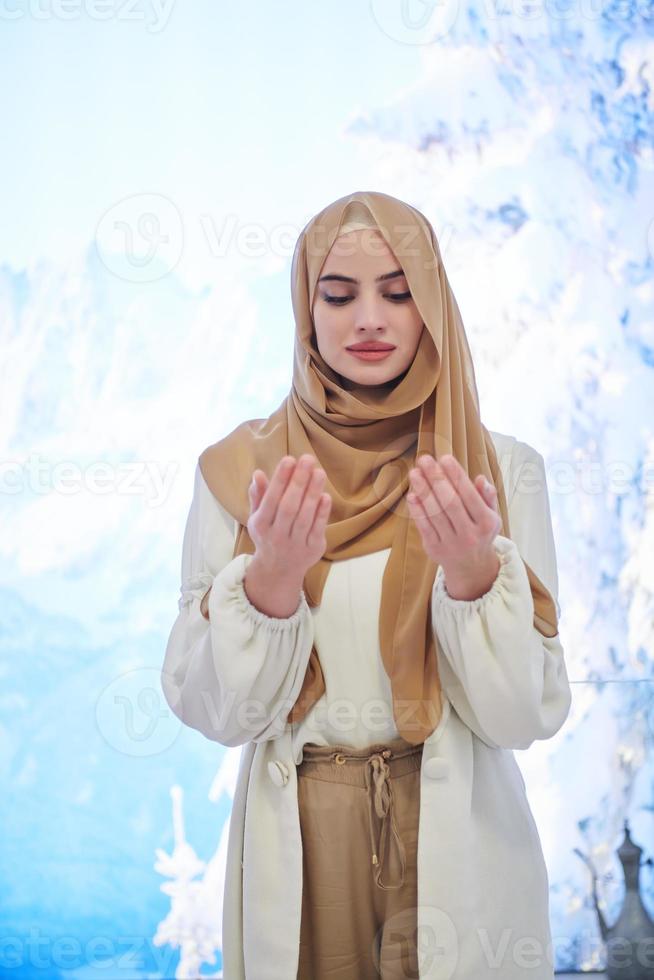 retrato de jovem muçulmana rezando ou fazendo dua a deus foto
