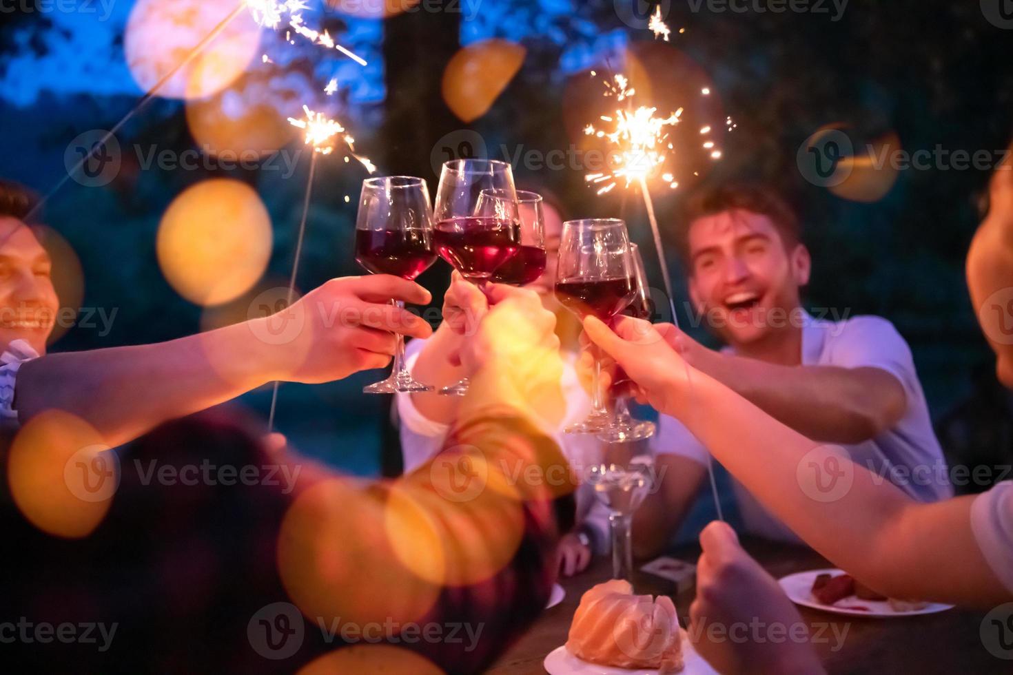 amigos felizes com jantar francês ao ar livre foto