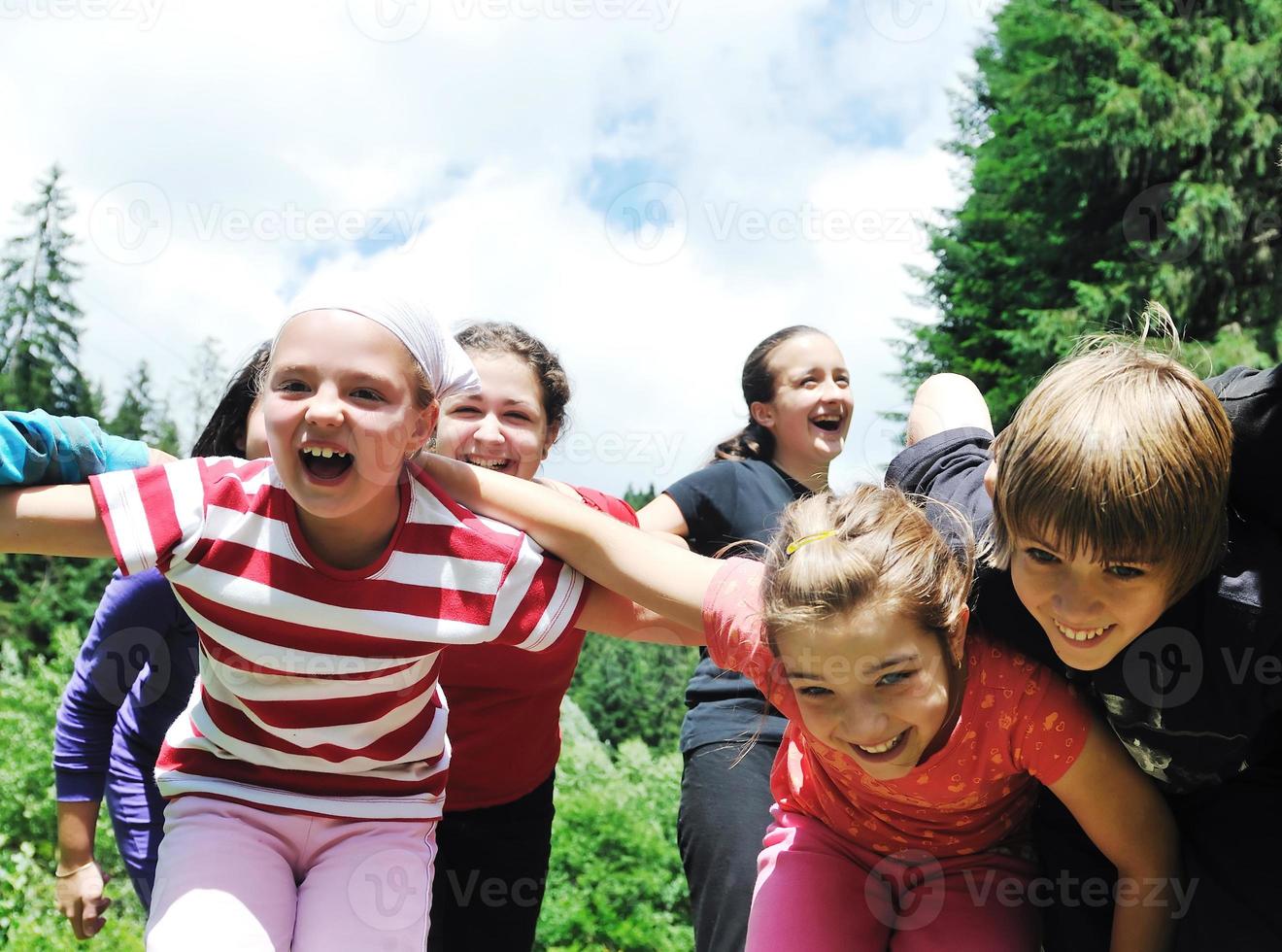 grupo infantil ao ar livre foto