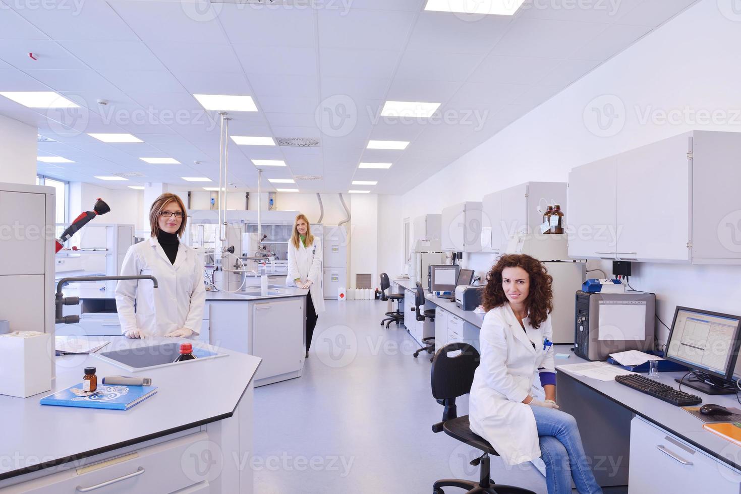 cientistas que trabalham no laboratório foto
