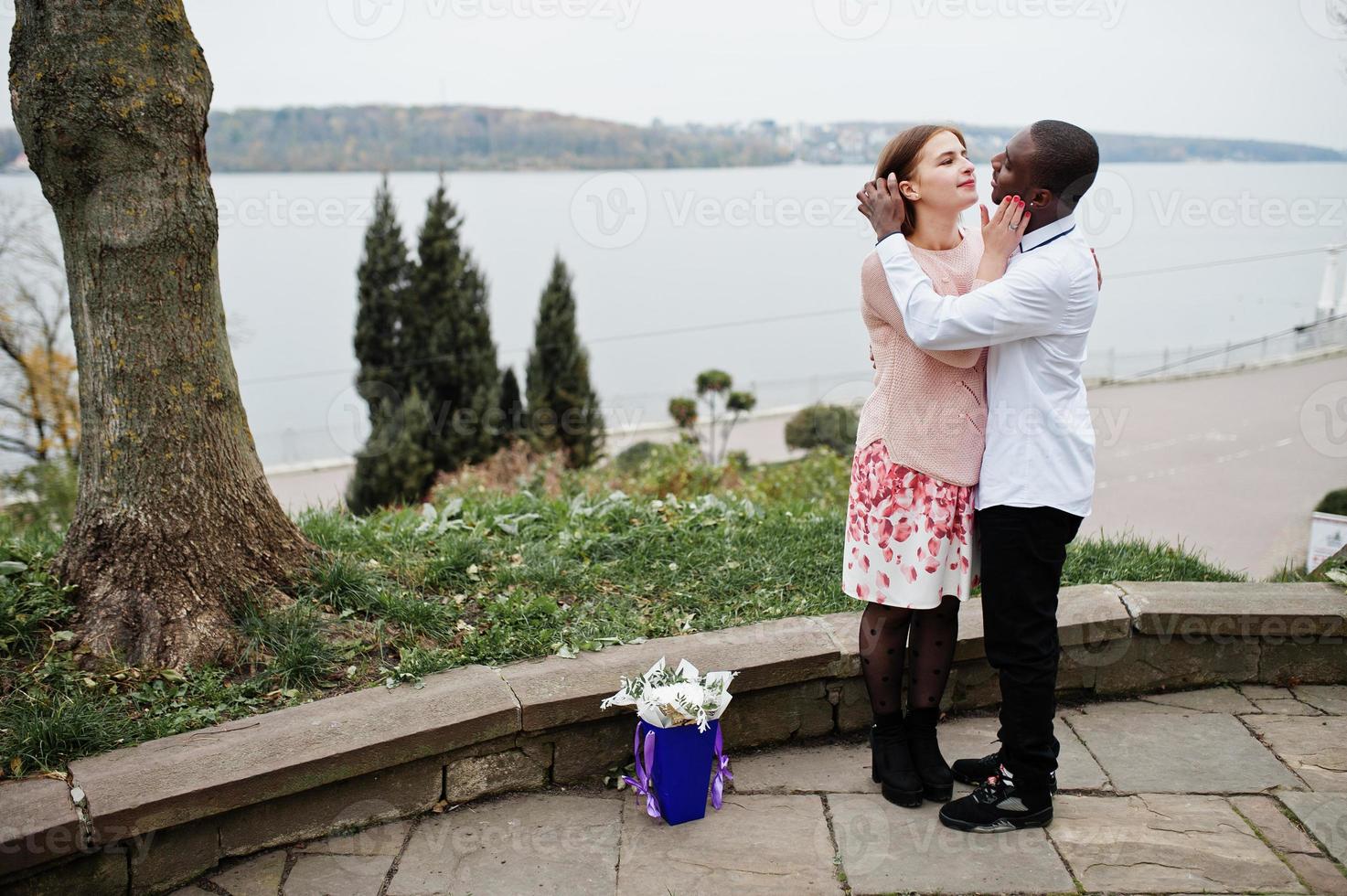 feliz casal multiétnico na história de amor. relacionamentos de homem africano e mulher branca europeia. foto