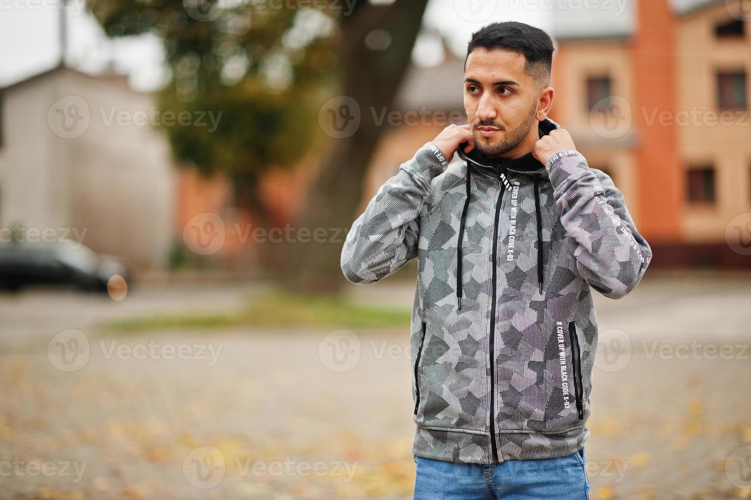 homem estudante kuwaitiano usar no moletom. foto