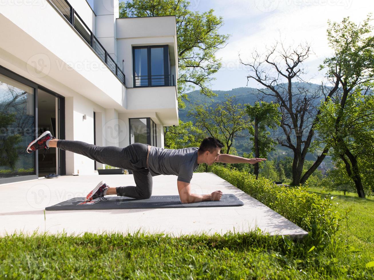 homem fazendo exercícios de ioga matinais foto