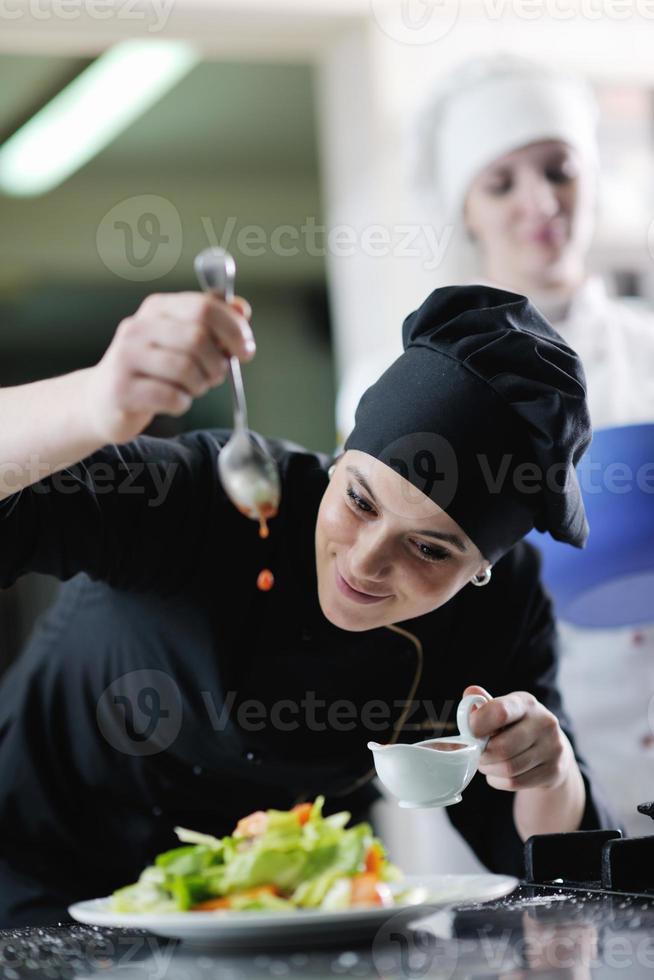 chef preparando a refeição foto