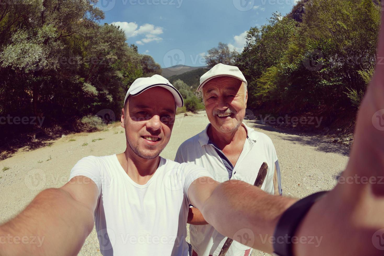 pai e filho tirando fotos de selfie