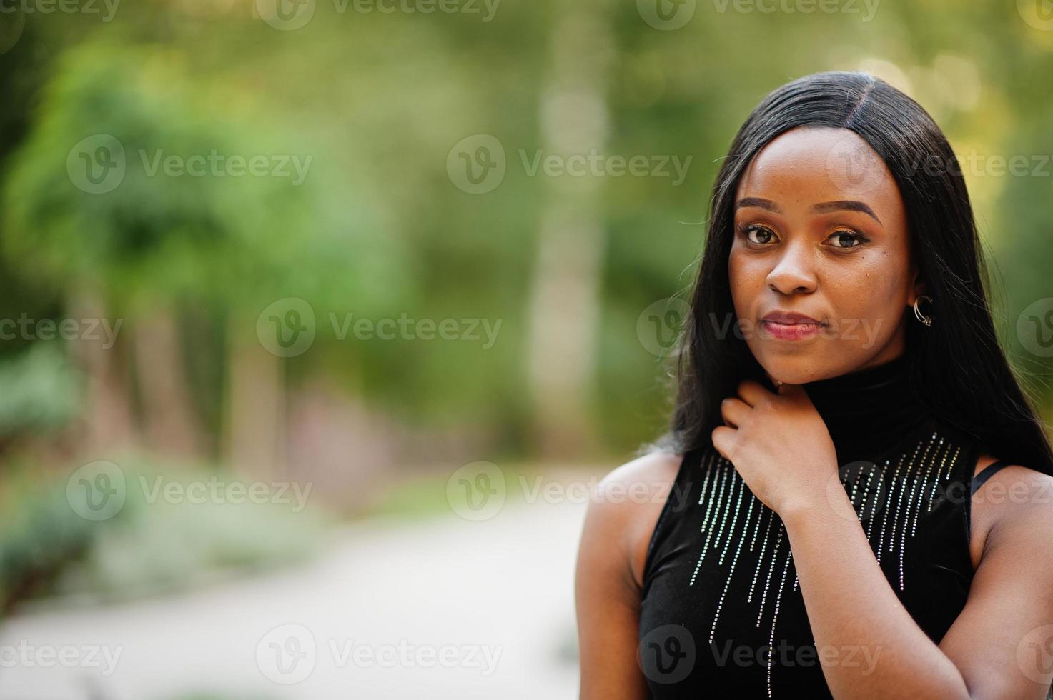 feche o retrato da mulher afro-americana na moda. foto