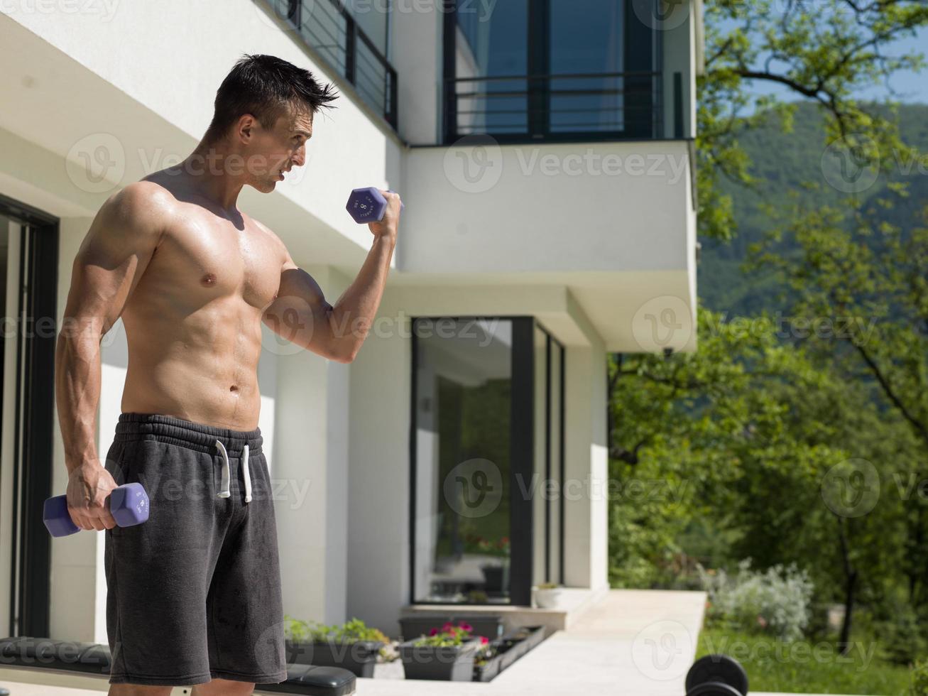 homem fazendo exercícios matinais foto