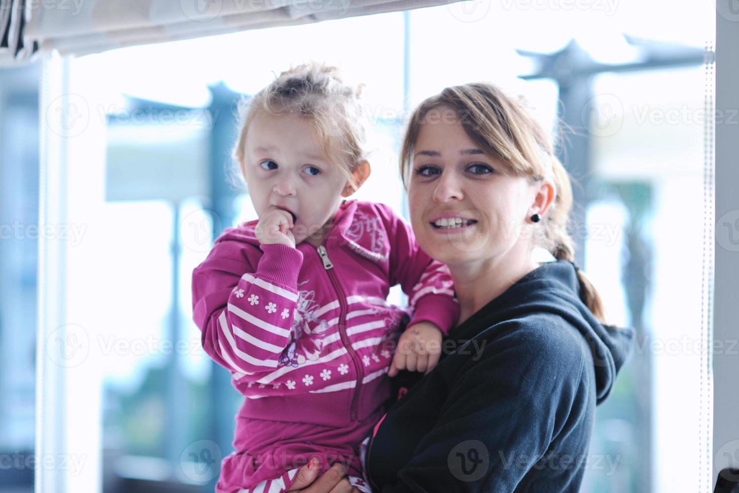 feliz jovem família se diverte em casa foto