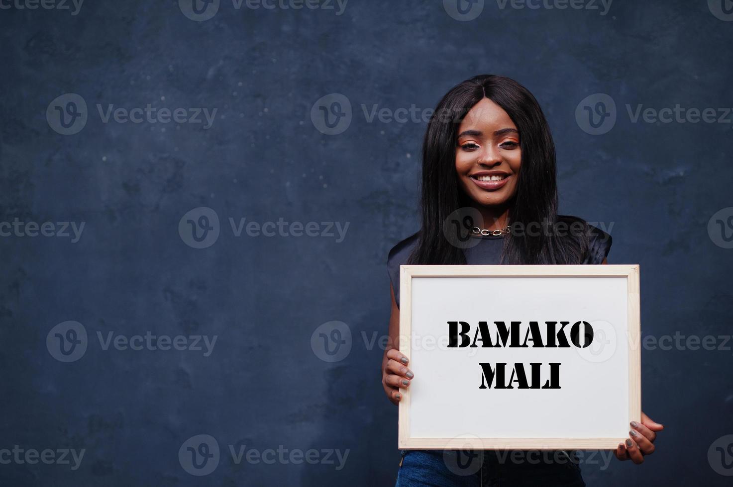 mulher africana segura quadro branco com inscrição bamako mali. cidade mais populosa do conceito de áfrica. foto