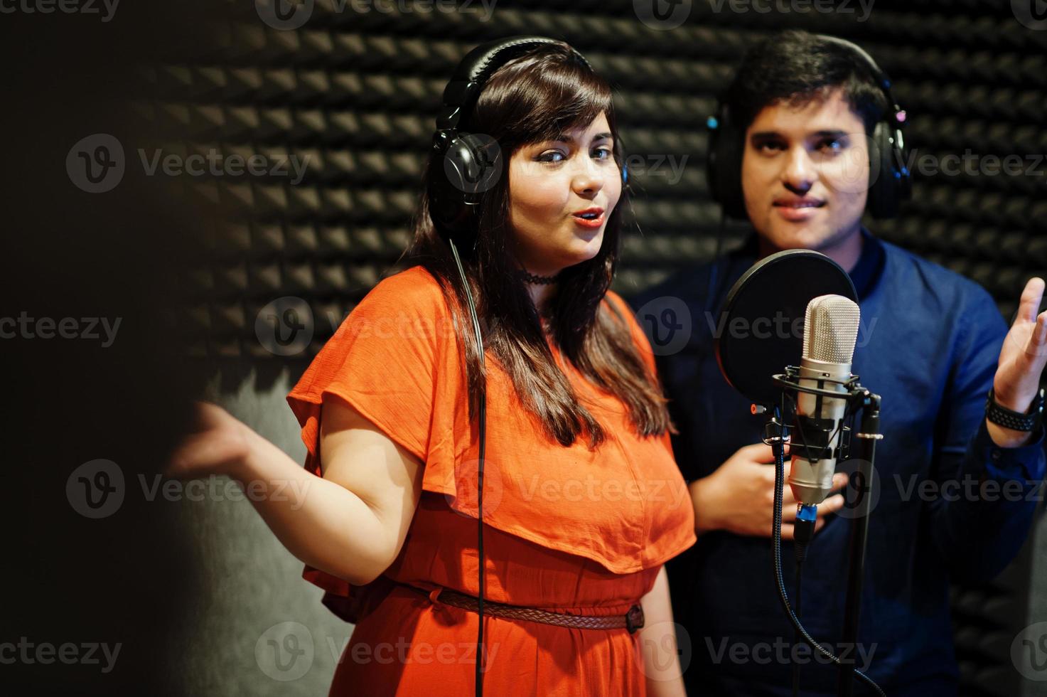 jovens cantores de dueto asiáticos com música de gravação de microfone no estúdio de música de gravação. foto