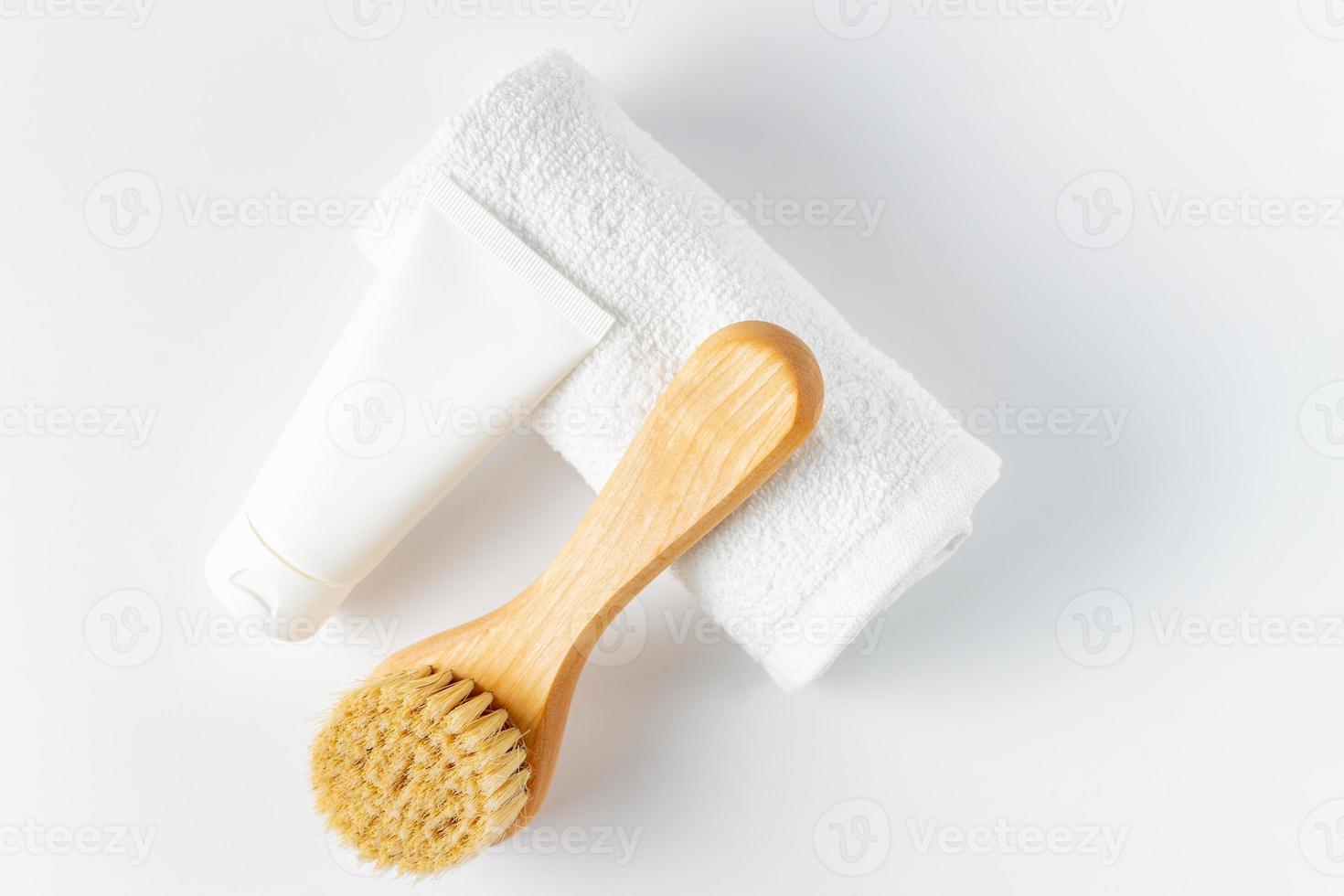 conjunto de spa de coleção de banho com escova e creme corporal com toalha. conceito saudável cosmético de beleza foto