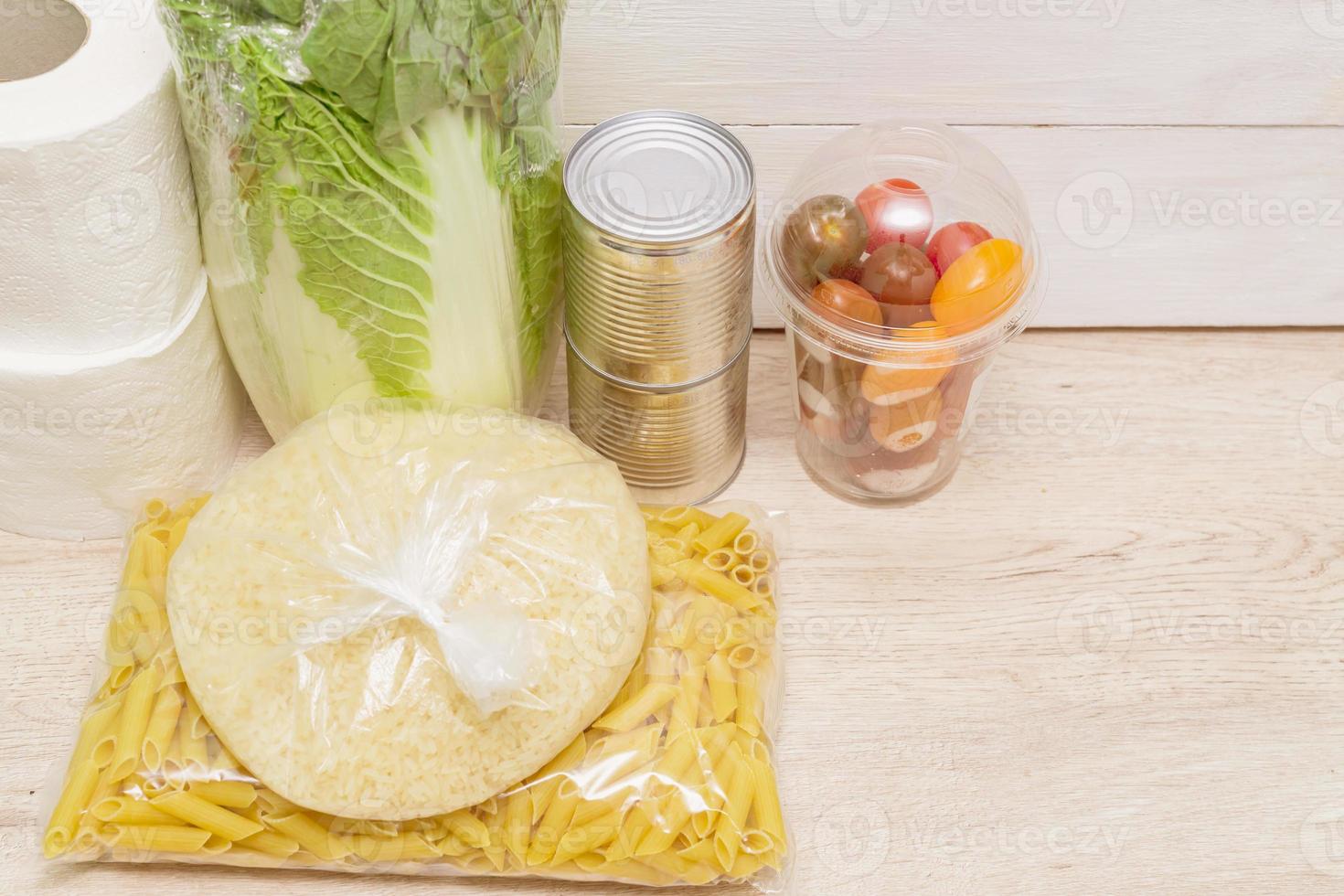 alimentos e suprimentos de higiene pessoal durante a crise pandêmica de coronavírus. comida de entrega de doação. copie o espaço. foto