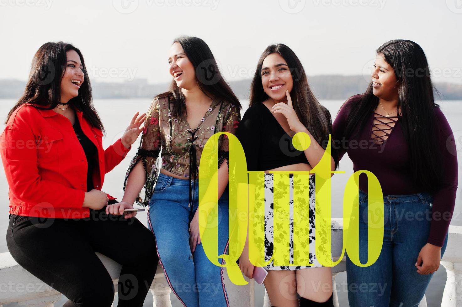 cidade de quito. grupo de quatro meninas latinas felizes e bonitas do Equador. foto