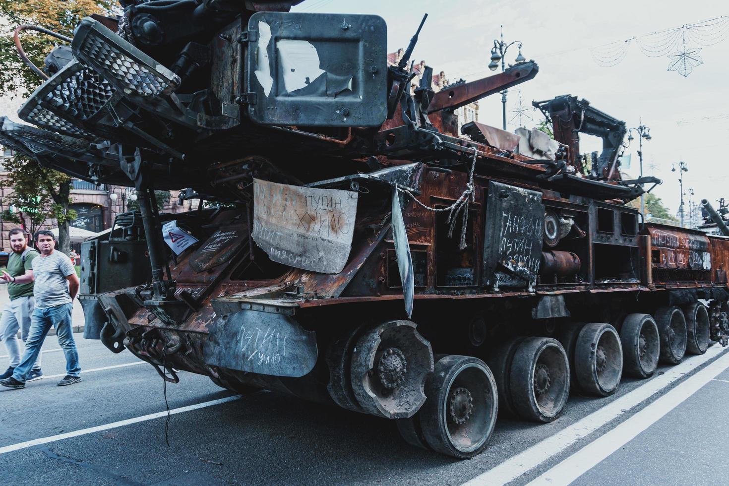 kyiv, ucrânia, 23 de agosto de 2022 desfile de equipamentos militares destruídos das tropas russas no khreshchatyk foto