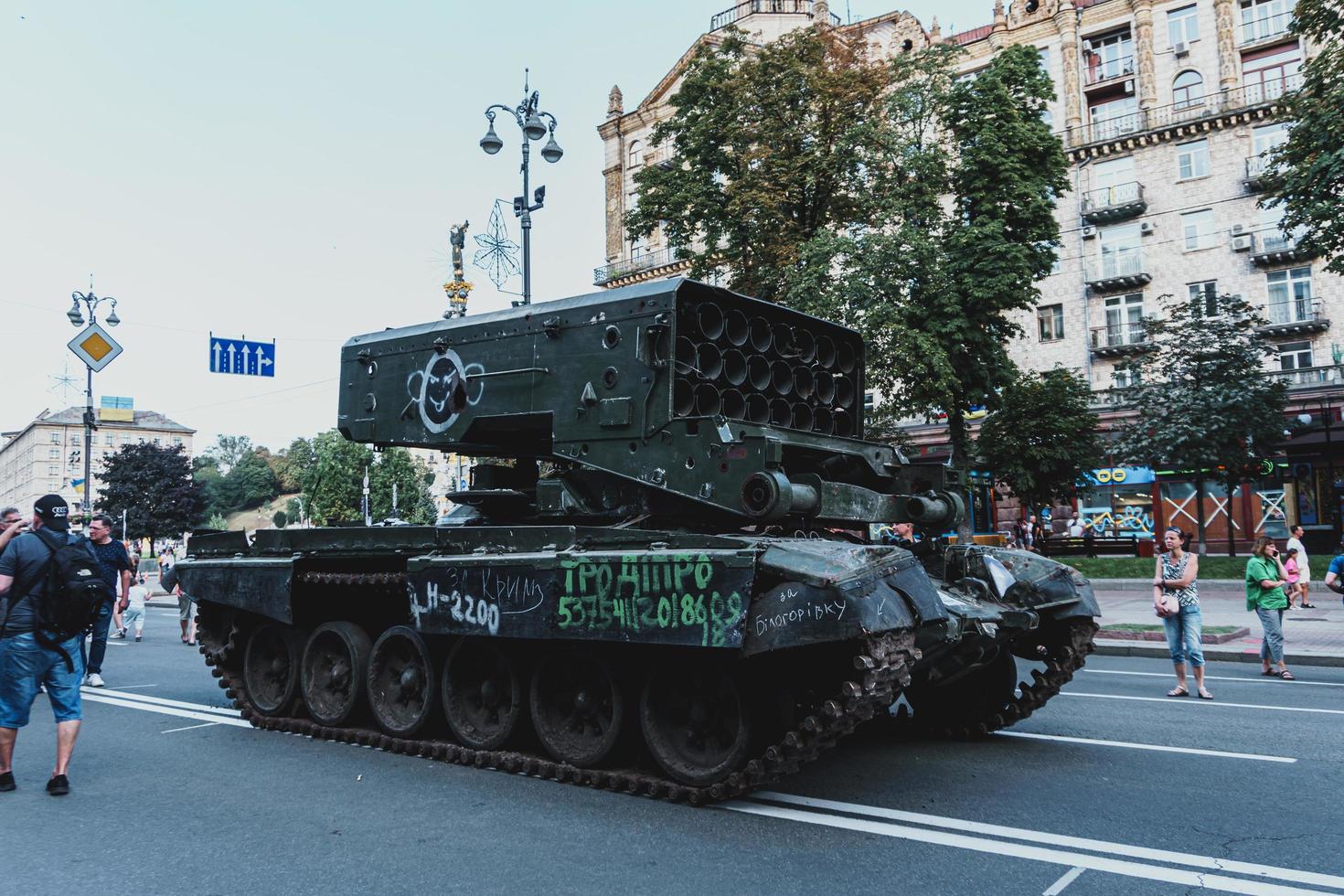 kyiv, ucrânia, 23 de agosto de 2022 desfile de equipamentos militares destruídos das tropas russas no khreshchatyk foto