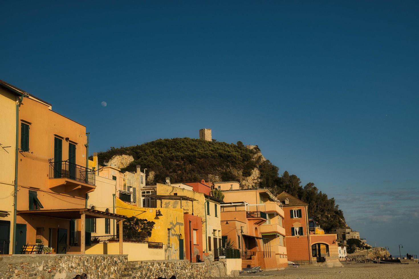 a vila etrusca de varigotti com suas características casas coloridas amarelas fotografadas ao longo da costa mediterrânea foto
