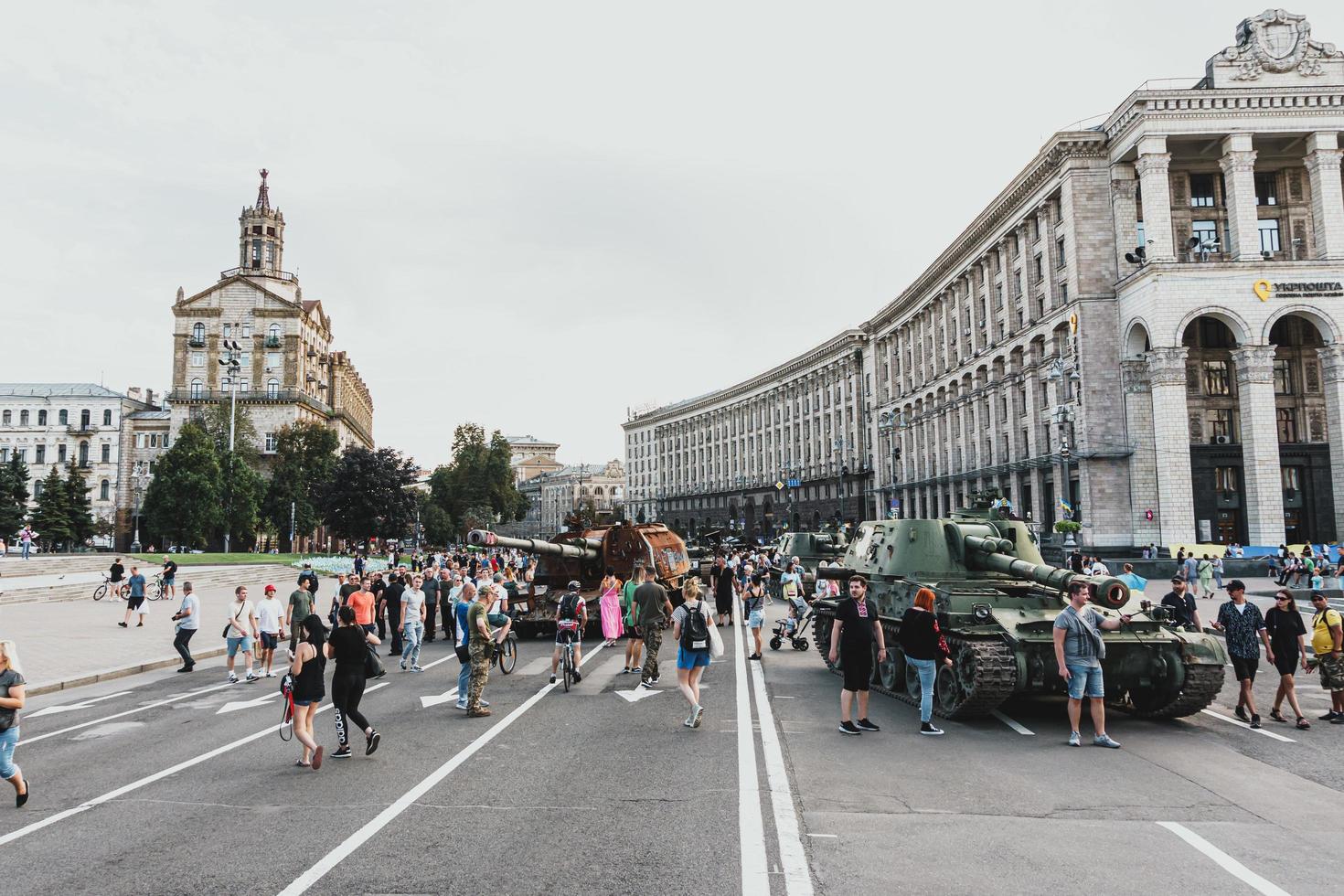 kyiv, ucrânia, 23 de agosto de 2022 desfile de equipamentos militares destruídos das tropas russas no khreshchatyk foto