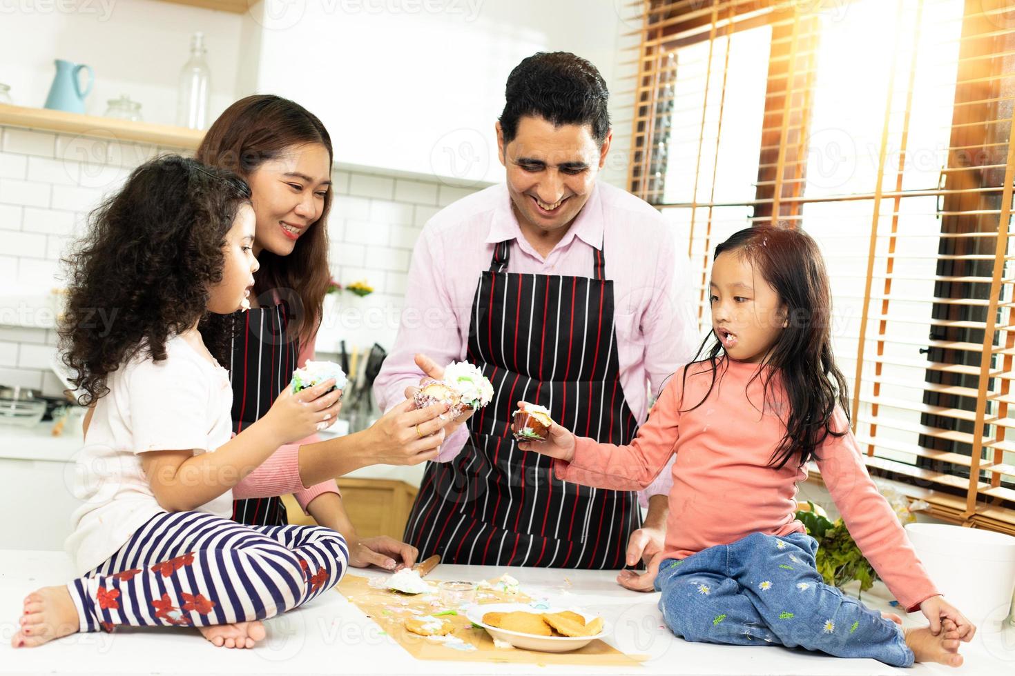 grupo de quatro famílias diversificadas, asiáticas e árabes pré-escolares, crianças árabes africanas fazem bolo cozinhar na cozinha, pai mãe prepara decoração bonita com diversão educar. bagunça de creme no rosto, copie o espaço foto