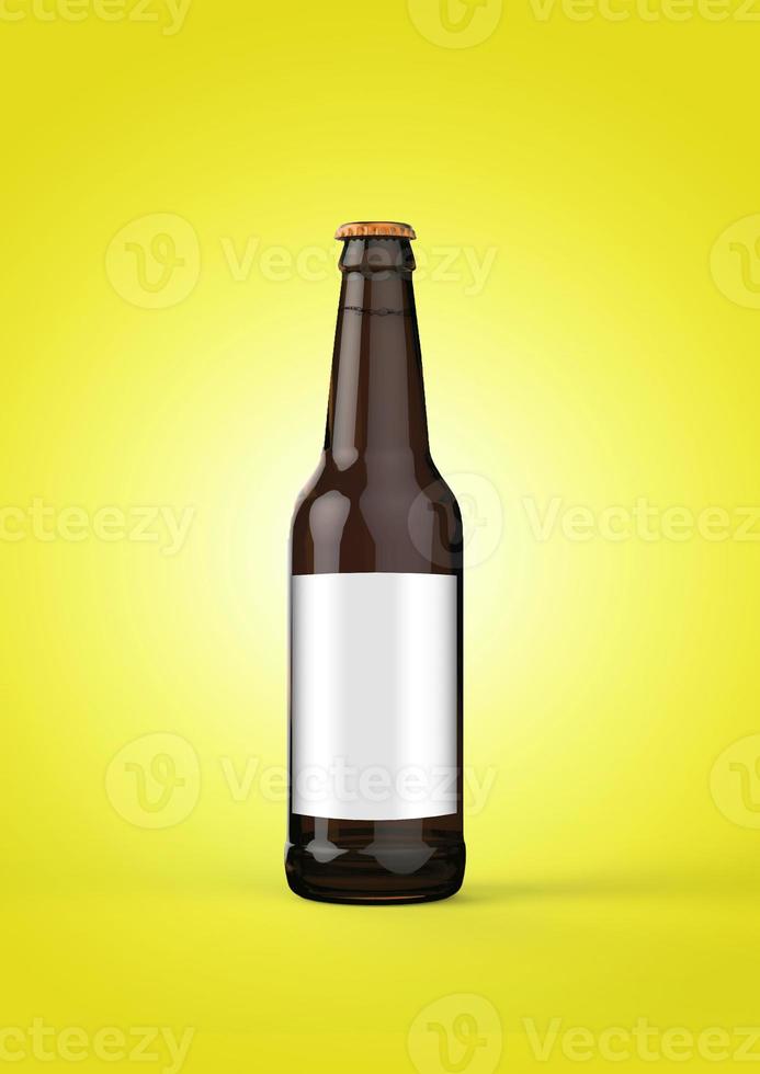 maquete de garrafa de cerveja com rótulo em branco sobre fundo amarelo. conceito de oktoberfest. foto