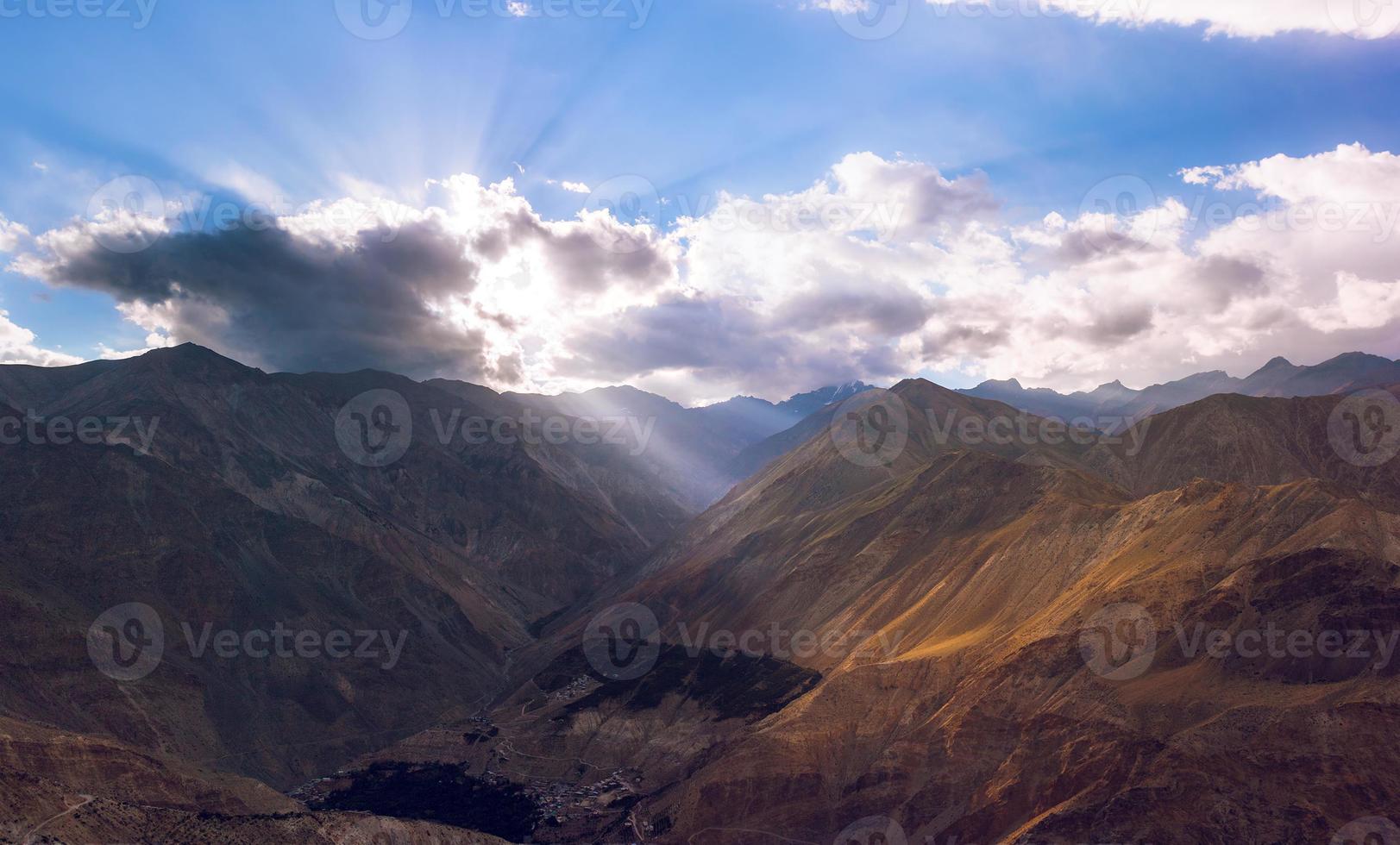 estrada de alta montanha no Himalaia foto