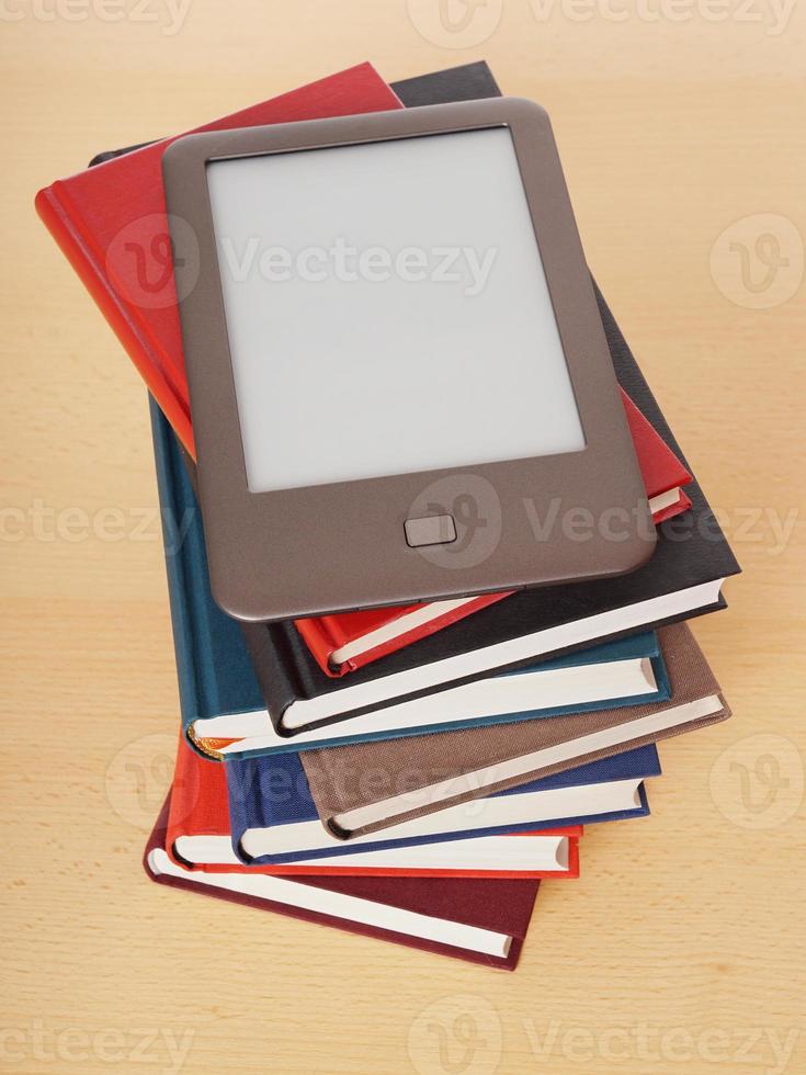 leitor de e-book na pilha de livros foto