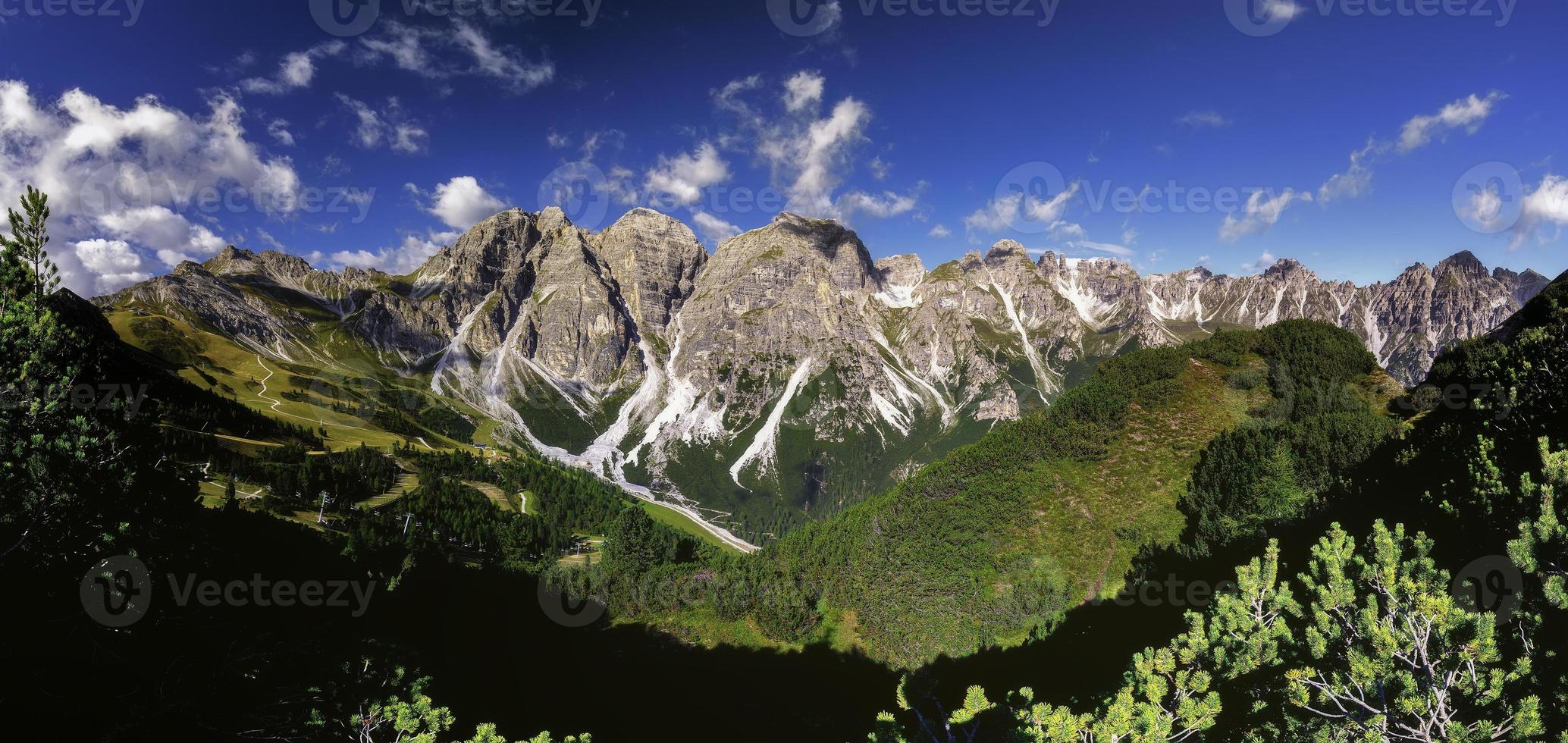 vista panorâmica da sela da montanha kreuzjoch foto