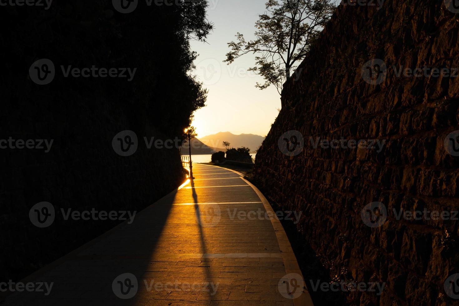 amanhecer sobre a baía de kotor, mar adriático, montenegro foto