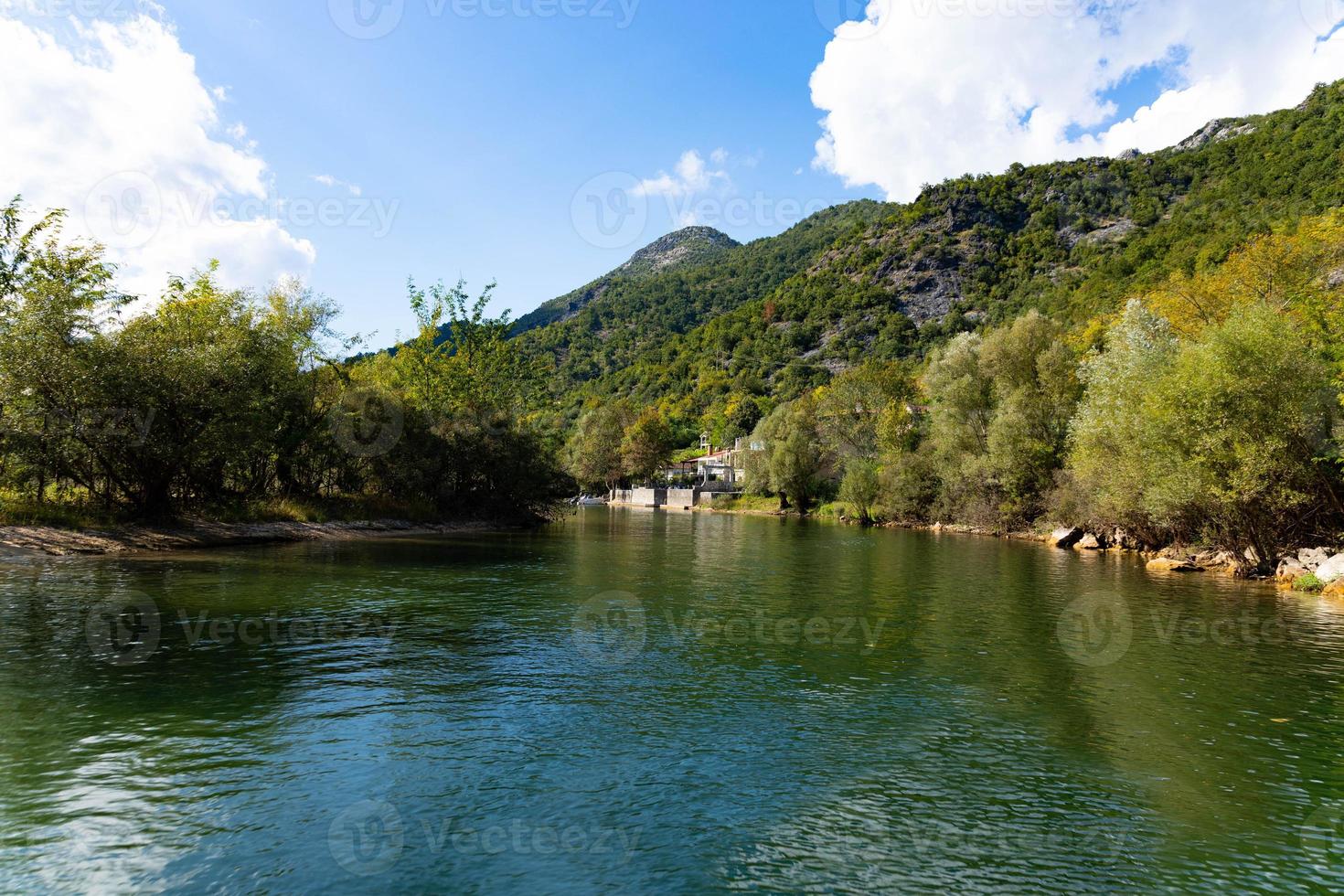 rio crnoevich é uma cidade em montenegro no rio de mesmo nome ou rio negro, não muito longe da costa do lago skadar. foto
