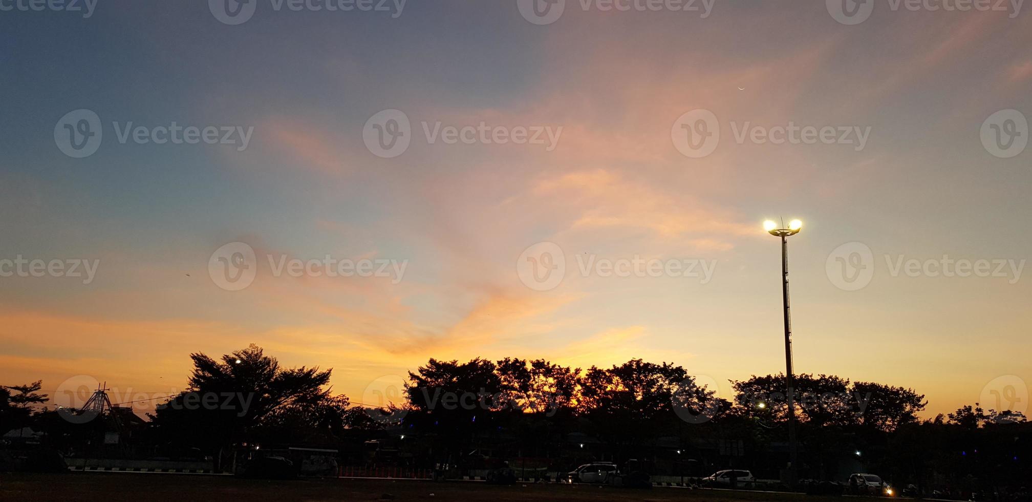 a vista do pôr do sol, o sol está começando a se pôr. foto