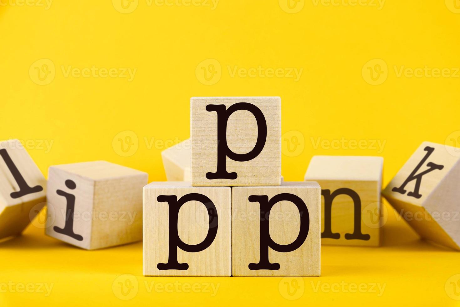 uma palavra de parceria público-privada ppp. cubos de madeira com letras isoladas em fundo amarelo com espaço de cópia. imagem do conceito de negócio. foto