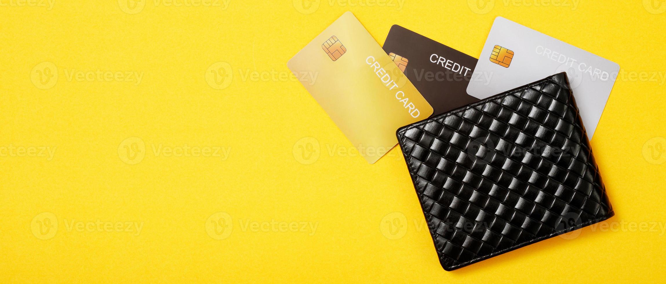 feche o cartão de crédito de tiro macro de baixa chave em um teclado de computador com foco suave para segundo plano. finanças ou conceito de dinheiro de pagamento online. foto