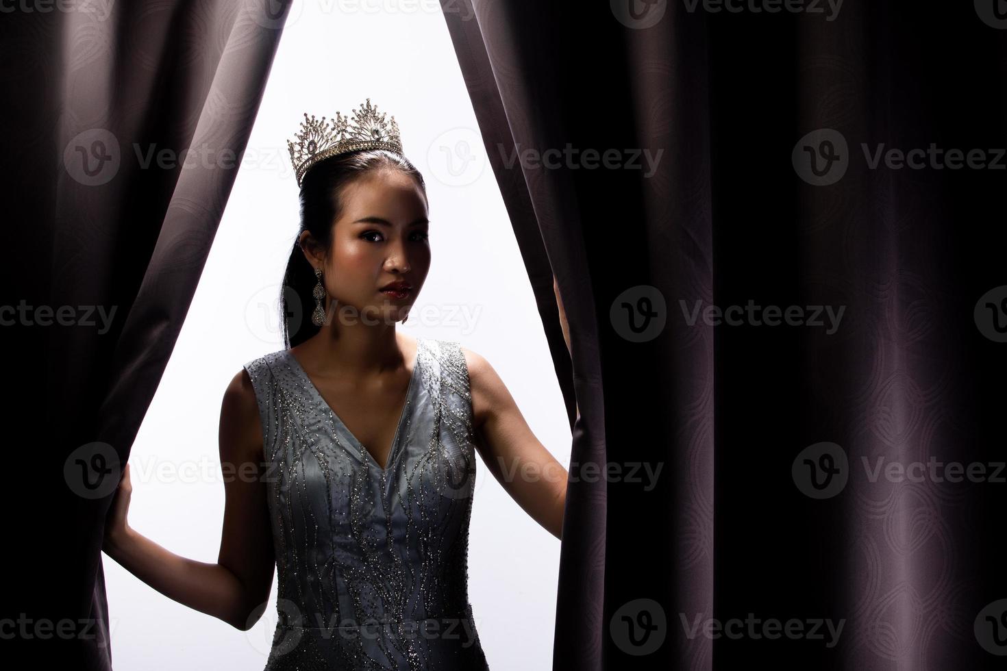 concurso de beleza miss concurso usa vestido de noite de lantejoulas vestido longo com coroa de diamantes brilhantes, mulher asiática abre a cortina roxa depois de vencer a rodada final como novo modo de vida, oportunidade, mudança, isolado foto