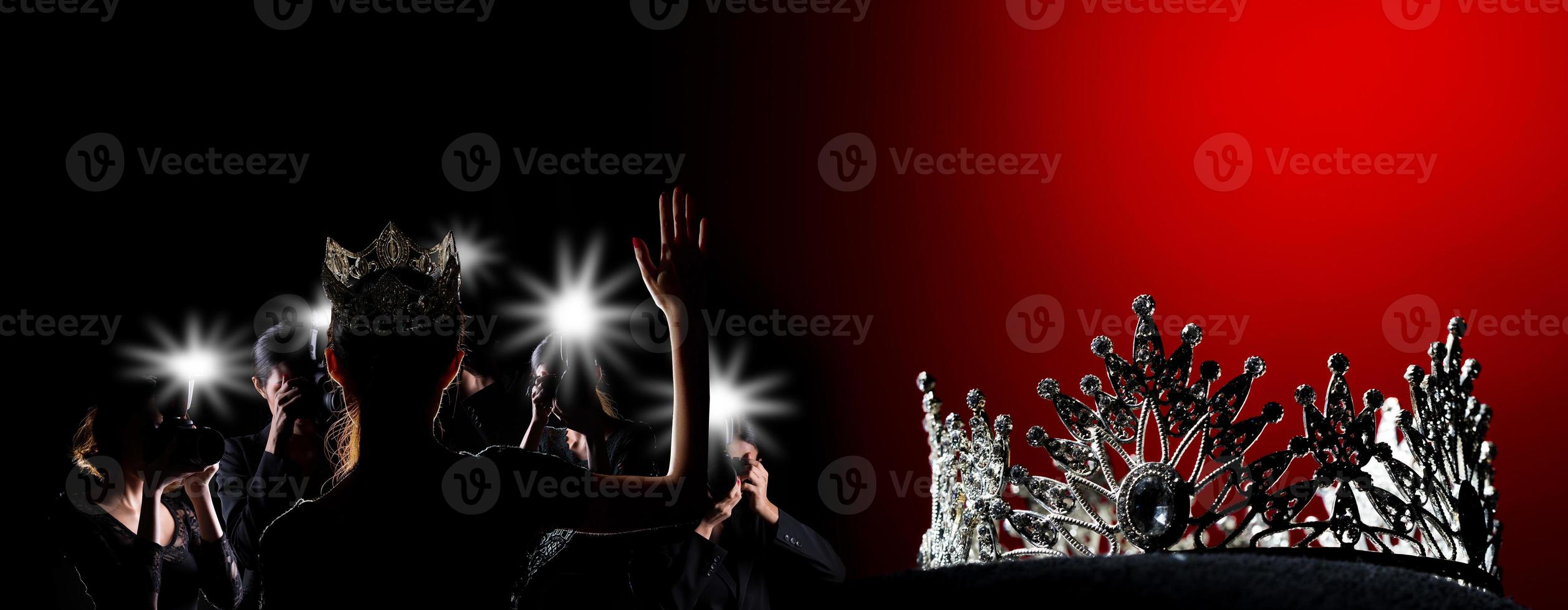 coroa de diamante de prata do concurso mundial de beleza do concurso de miss brilhar luz no travesseiro preto com câmera de imprensa de mídia disparar flash para o vencedor, iluminação de estúdio fundo gradiente super vermelho dramático foto