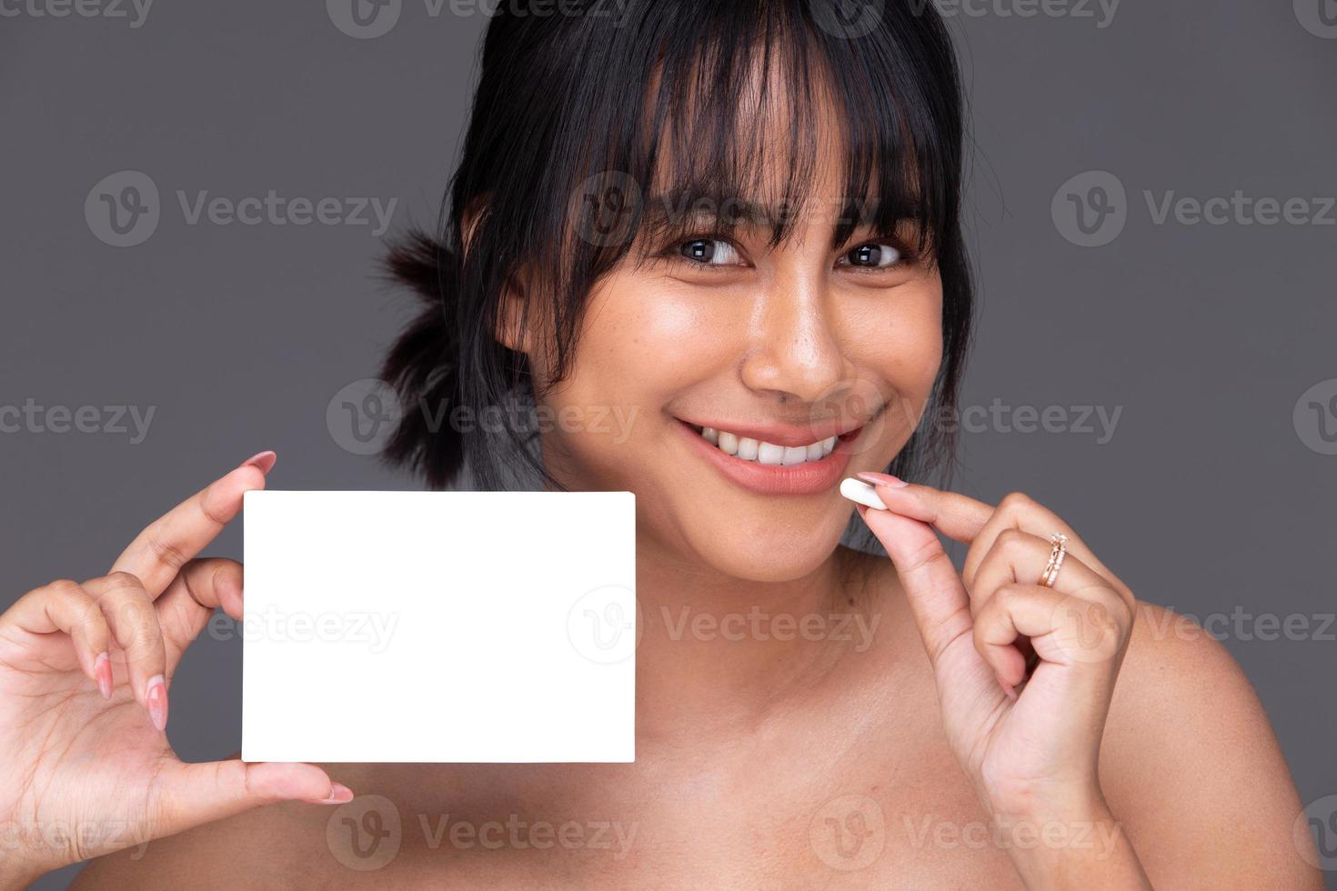 mulher indiana asiática mostra lábios felizes de sorriso lindo, segure a caixa vazia do pacote em branco para tratamento de pele foto