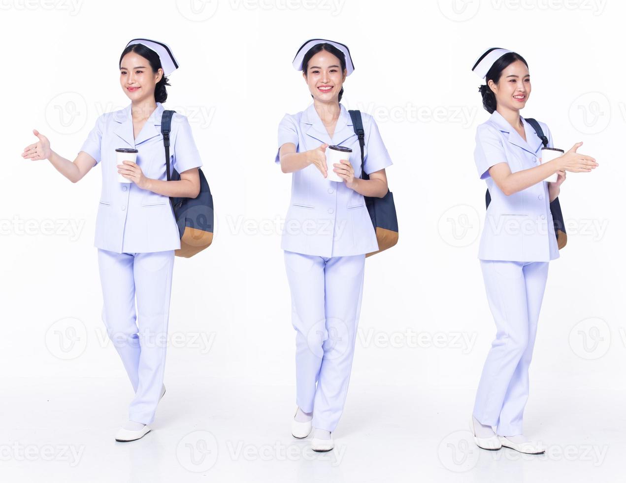 comprimento total 30s 20s mulher asiática enfermeira hospital, apertando a mão olá, use sapatos de calça uniforme formal. sorriso hospital feminino carregar mochila xícara de café internet telefone sobre fundo branco isolado foto