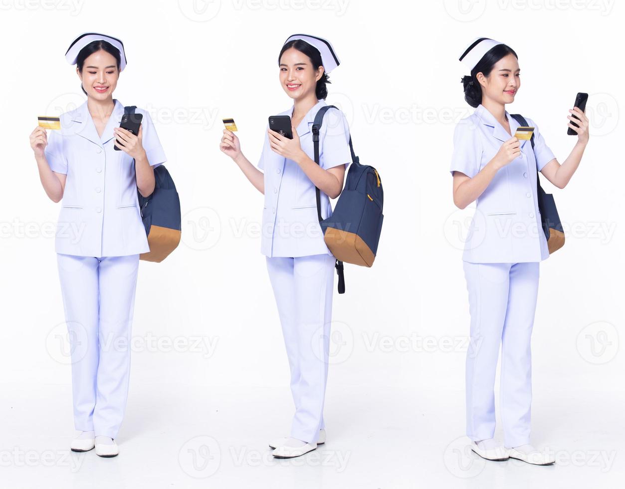 comprimento total 30s 20s mulher asiática enfermeira hospital, compras on-line, usar sapatos de calça uniforme formal. sorriso hospital feminino carregar mochila cartão de crédito internet telefone sobre fundo branco isolado foto