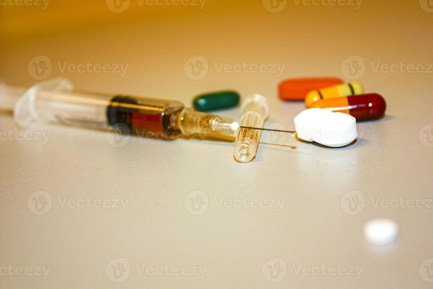 drogas pílulas tiros cigarros e dependência de álcool e vício. foto