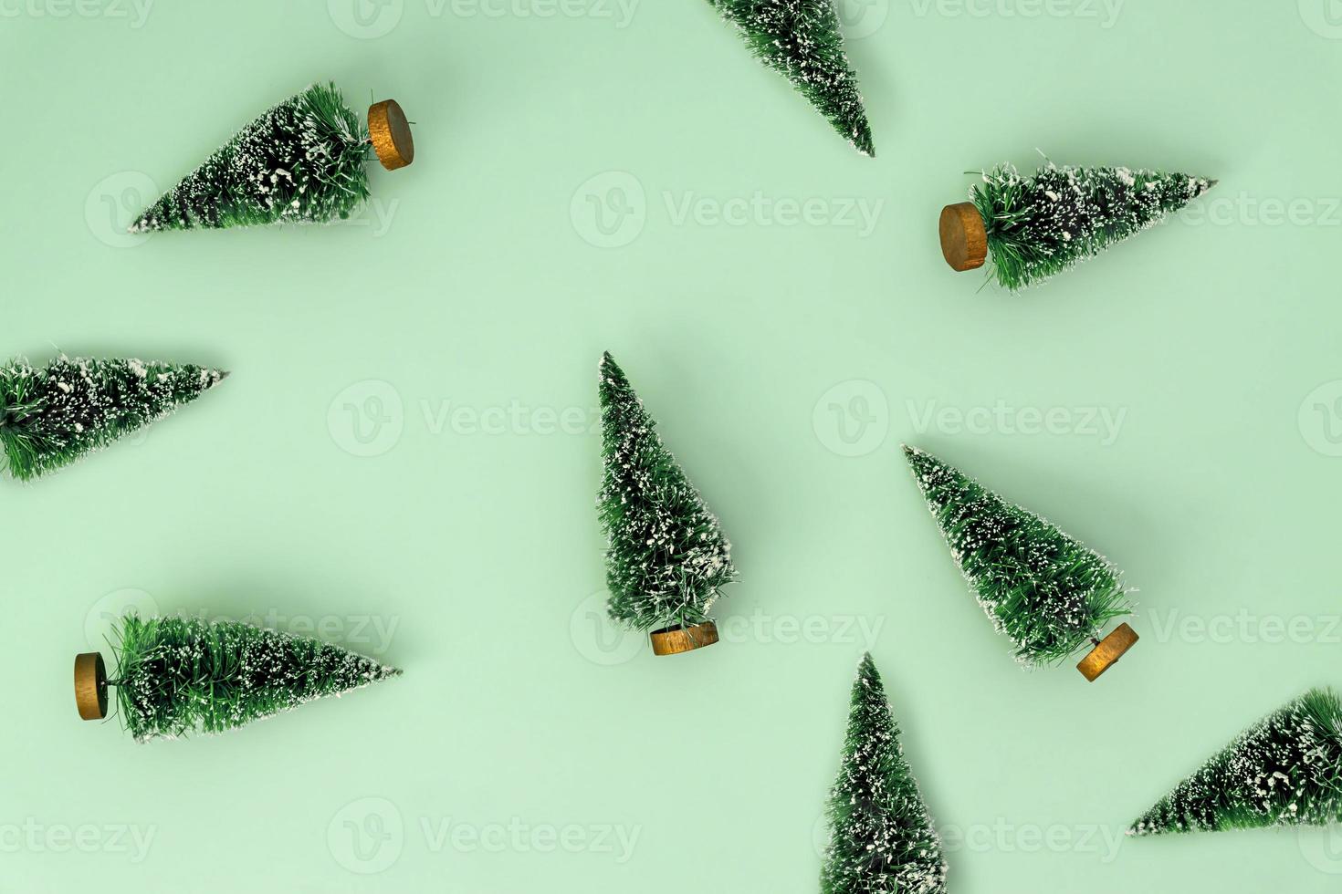 fundo festivo de ano novo com árvores de natal espalhadas. design de padrão para pano de fundo. estilo mínimo. foto