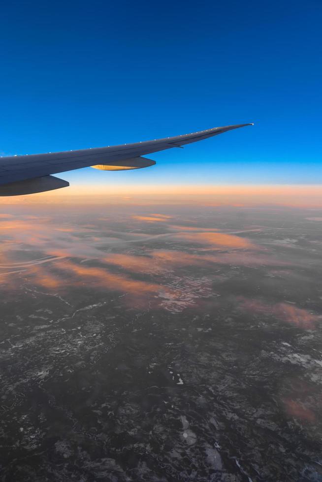 vista lateral do avião durante o nascer do sol foto