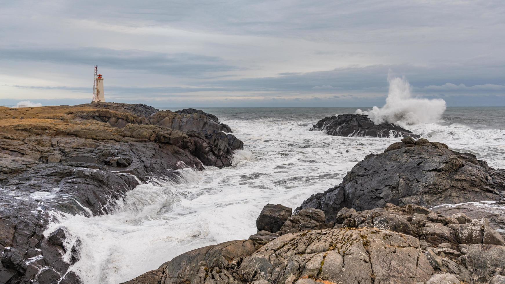 ondas quebrando no parque nacional vatnajokull na islândia foto