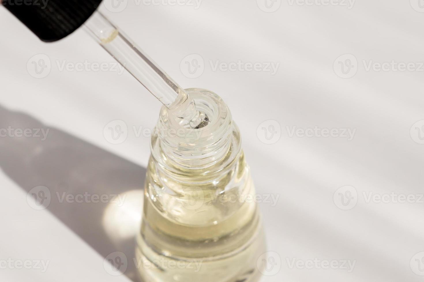 garrafa de vidro conta-gotas simulada. soro de pipeta cosmético em fundo branco. foto