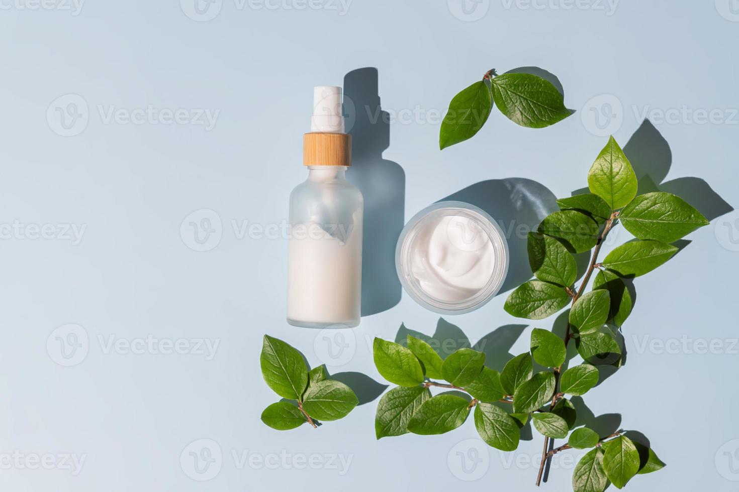 conjunto de cosméticos de tratamento de rosto natural. produtos orgânicos em garrafas de vidro - creme, essência e óleo essencial para pele jovem e saudável com ingredientes naturais. foto