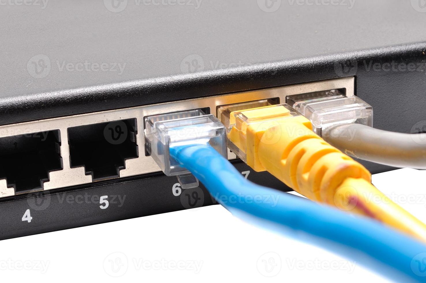 close-up de cabos de rede conectados ao switch foto