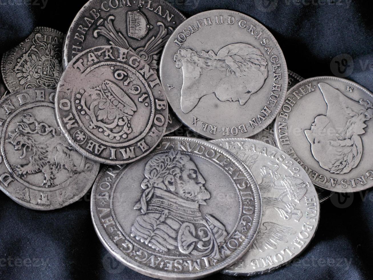 moedas de prata velhas foto