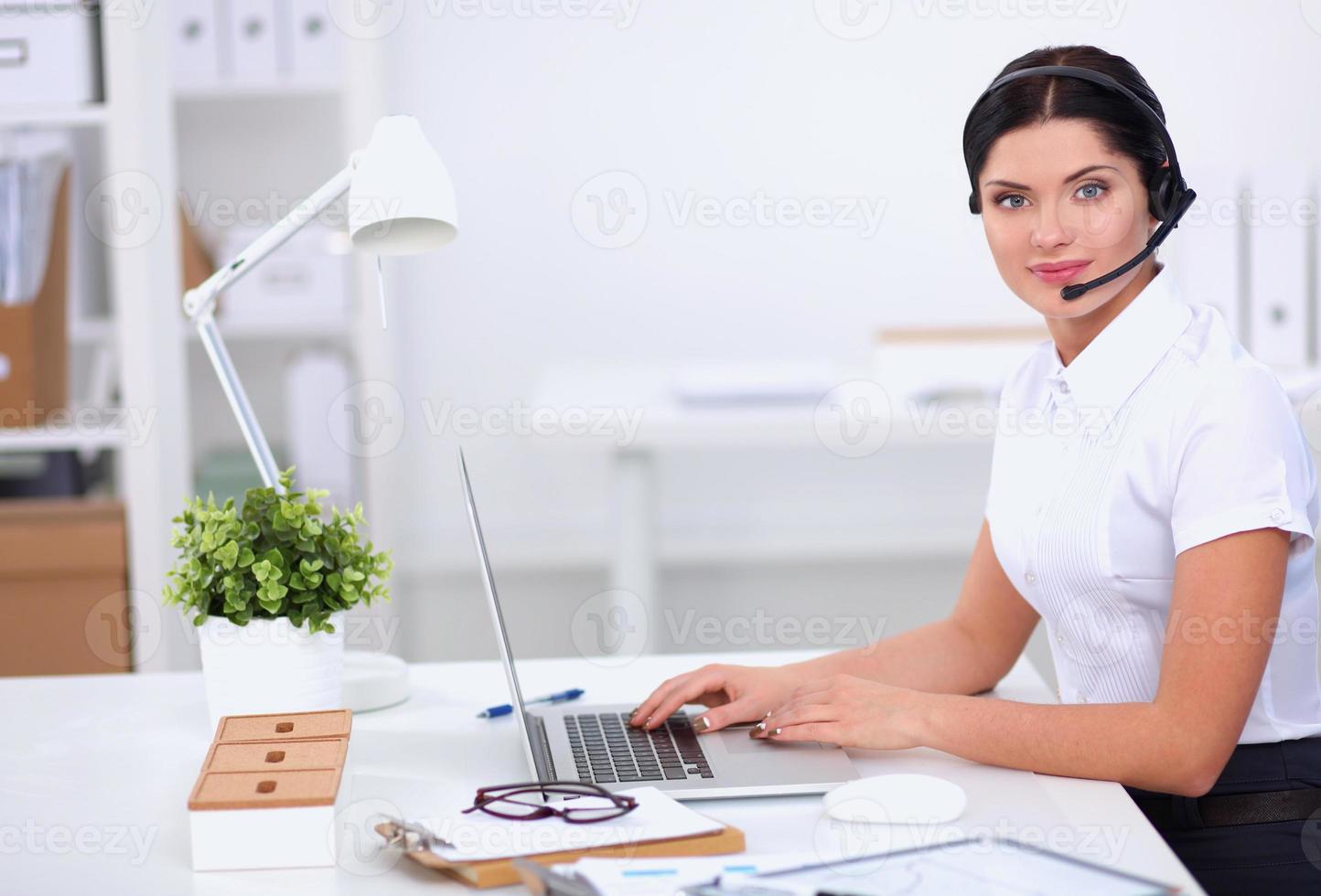 retrato de close-up de um agente de serviço ao cliente sentado no foto
